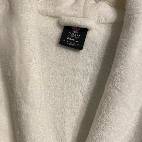 NFL Women’s Robe in Cream Color trimmed in Green Satin and G LOGO. - Picture 4 of 4